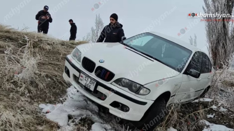 Կոտայքում «BMW»-ն դուրս է եկել ճանապարհի երթևեկելի գոտուց և հայտնվել ձորակում