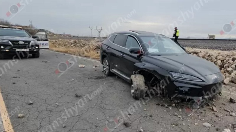 Մեքենան բախվել է նոր կառուցվող ճանապարհի բետոնե արգելապատնեշին և քարերին