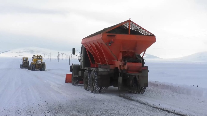 Պարբերաբար լրացվում են ավտոճանապարհներին աղ-ավազի կուտակված պաշարները՝ ձյան տեղումների ժամանակ արագ արձագանքելու համար