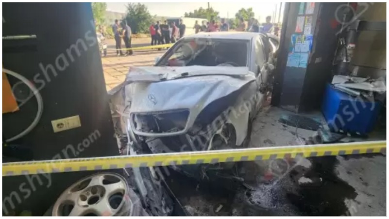 Մեքենան բախվել է կայանված «Mercedes»-ին և «Opel»-ին՝ հայտնվելով ավտոտեխսպասարկման կետի շինության մեջ. կան վիրավորներ