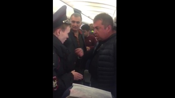Ռոստով-Երևան չվերթի ինքնաթիռում հայ ուղևորների և բորտուղեկցորդուհու միջև միջադեպ է գրանցվել (տեսանյութ)