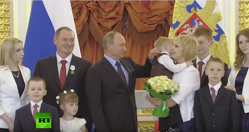 Путин попытался успокоить плачущего ребенка (видео)