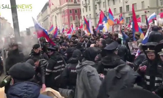 В Москве произошла драка между армянами и азербайджанцами из –за флага Арцаха (видео)