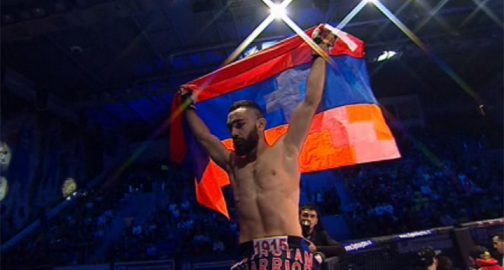 Вардан Асатрян победил азербайджанского боксера нокаутом и поднял над головой флаг Арцаха (видео)