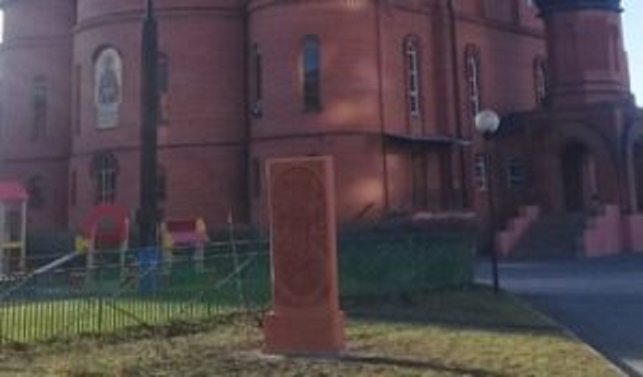 Կեմերովոյում «Зимняя вишня»-ի հրդեհի զոհերի հիշատակին երկու հայկական խաչքար է տեղադրվել