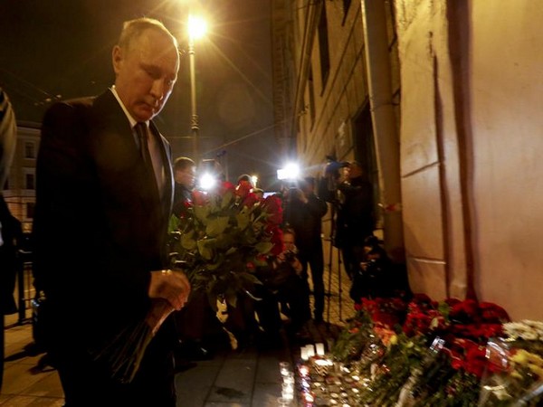 Владимир Путин почтил память погибших от теракта в метро Санкт-Петербурга (видео)
