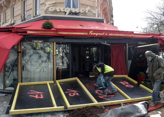«Դեղին անթև բաճկոնների» շարժման մասնակիցներն այրել են  Le Fouquet's ռեստորանը 