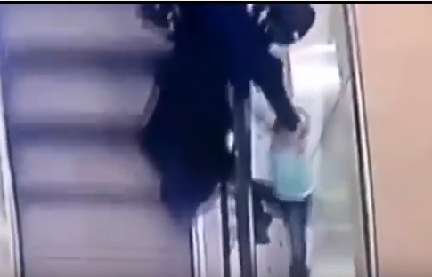 5 տարեկան երեխան խաղալիս շարժասանդուղքից ընկել է (տեսանյութ)