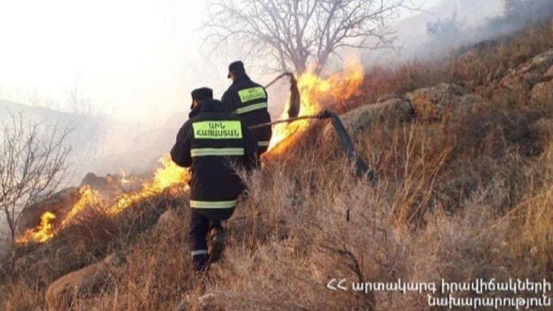 Երևանում այրվել է 5000 քմ խոտածածկույթ, վագոն տնակ և ավտոմեքենայի թափք
