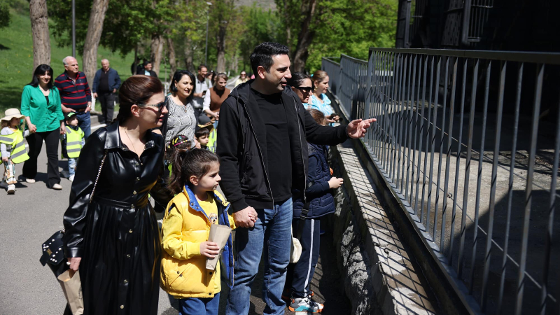 Ալեն Սիմոնյանն իր ընտանիքի հետ այցելել է կենդանաբանական այգի (լուսանկարներ)