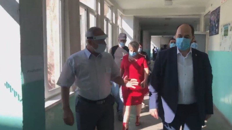 Այսօր ամենածանրաբեռնված օրն է. Արայիկ Հարությունյանը Կապանի դպրոցներում է (տեսանյութ)