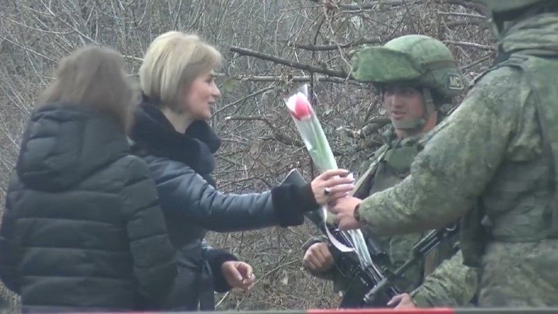 Մարտի 8-ին ընդառաջ ռուս խաղաղապահները ծաղիկներ են նվիրել արցախցի կանանց