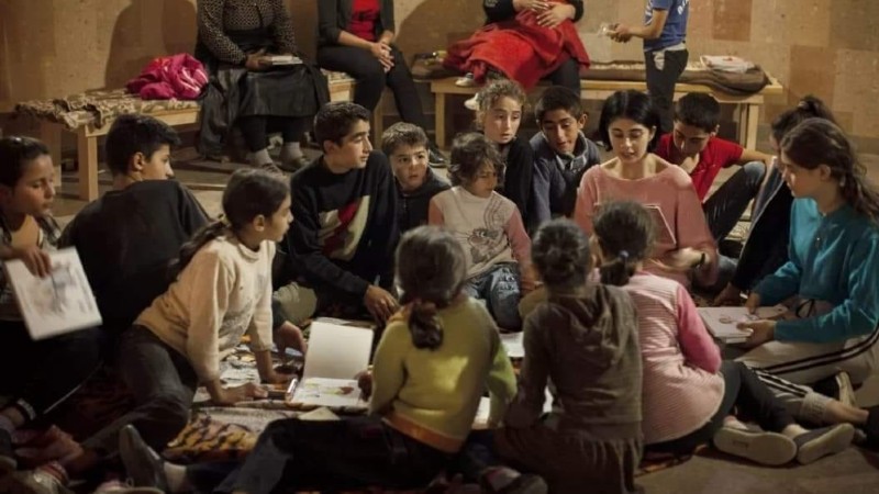 Երեխաները դաս են սովորում ռմբապաստարանում. լուսանկար՝ Արցախից