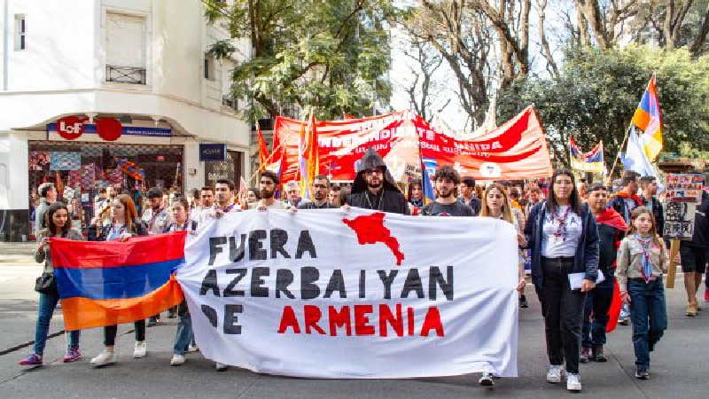 Սա նոր ցեղասպանական փորձ է. Արգենտինայի հայ համայնքը բողոքի ցույց է իրականացրել Ադրբեջանի դեսպանատան դիմաց