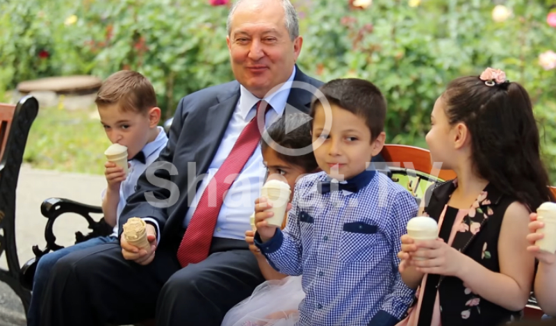 Նախագահ Արմեն Սարգսյանը երեխաներին հրավիրել է պաղպաղակ ուտելու