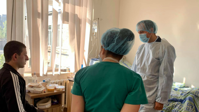 Արսեն Թորոսյանը շրջում է բժշկական կենտրոններով, հետաքրքվում վիրավորում ստացած զինծառայողների առողջական վիճակով. խոսնակ 