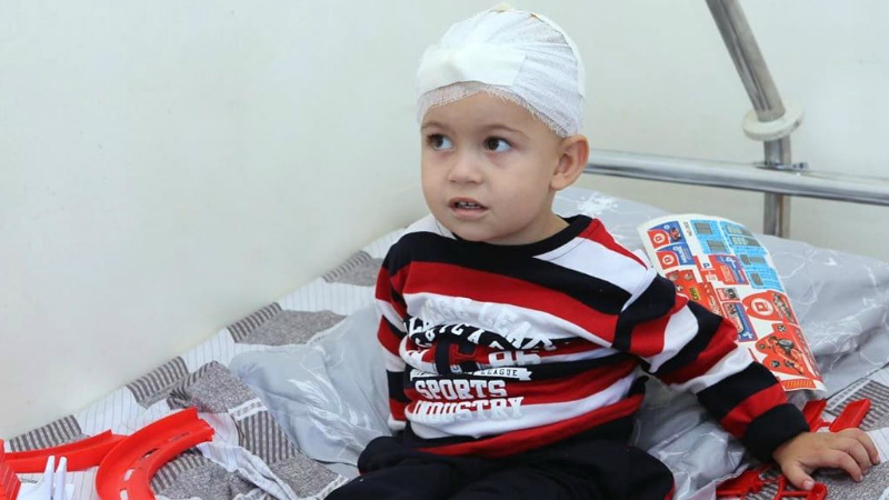 Մարտունի քաղաքում ծանր ռմբակոծությունից հետո վիրավորված 2-ամյա Արծվիկը դուրս է գրվել հիվանդանոցից