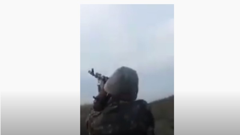 Հայ զինծառայողն ինքնաձիգով խոցում է թշնամու անօդաչուն (տեսանյութ)