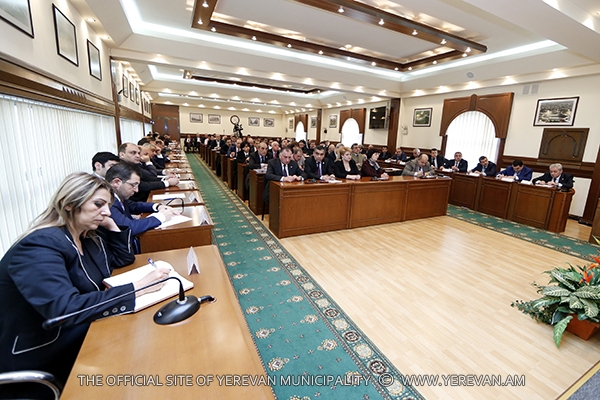 Еще до окончания парламентских выборов стартует предвыборный этап избрания Совета старейшин Еревана. «Жоховурд»  