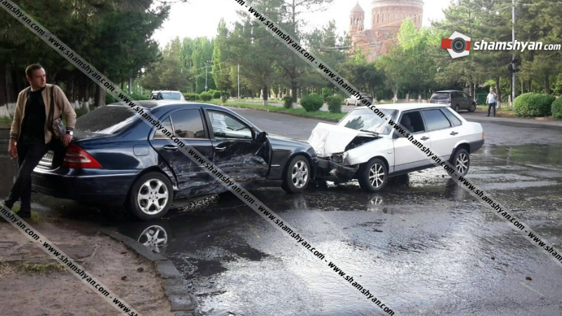 Աբովյան քաղաքում ճակատ-ճակատի բախվել են Mercedes և ВАЗ 21099 մակնիշի ավտոմեքենաները․ կան վիրավորներ