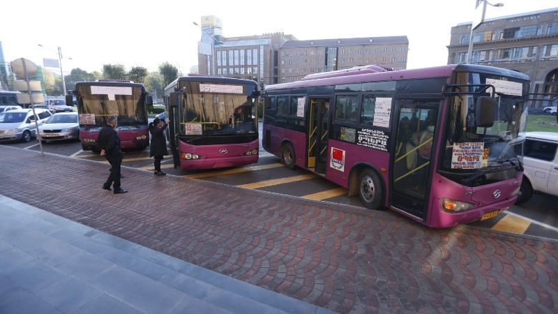 Այսօր Երեւանից Ստեփանակերտ են ուղևորվել 11 ավտոբուսներ՝ տեղափոխելով պատերազմի օրերին Երևանում կամ ՀՀ մարզերում ապաստանած քաղաքացիներին (լուսանկարներ)