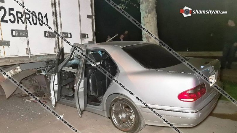 Երևանում բախվել են Subaru-ն ու Mercedes-ը. վերջինս մխրճվել է կայանված Daf բեռնատարի մեջ. կան վիրավորներ
