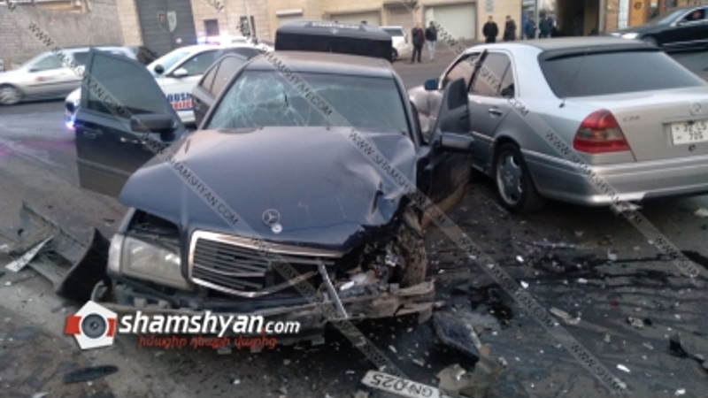 Երևանում բախվել են Mercedes C 180-ը, Mercedes C 220-ը և Nissan Altima-ն