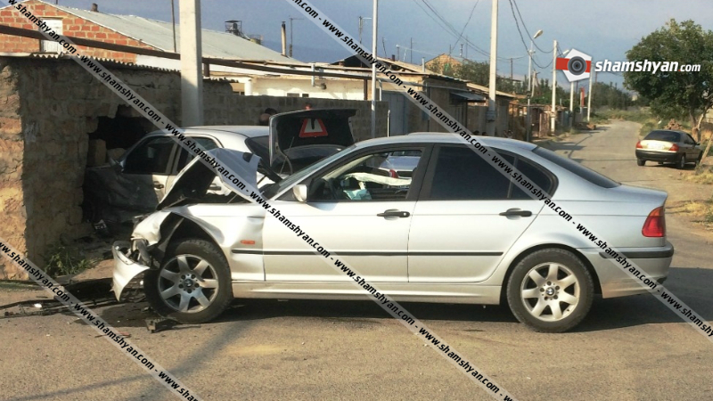 Արմավիրի մարզում բախվել են BMW-ն ու Mercedes-ը, վերջինն էլ փլուզել է քարե պարիսպը. 7 վիրավորների մեջ կան երեխաներ