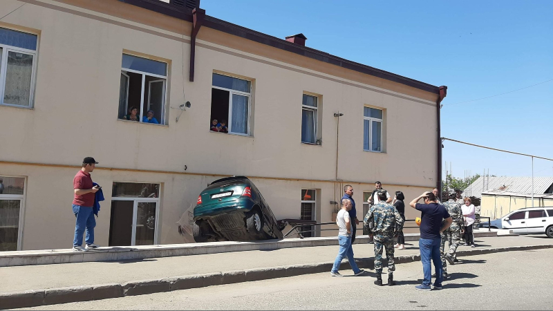Ավտովթար Ստեփանակերտում. տուժածներ չկան (լուսանկարներ)