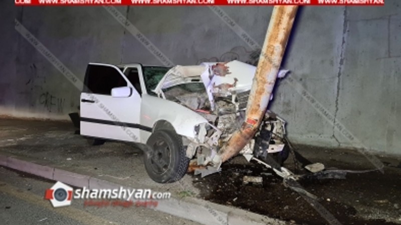 Խոշոր ավտովթար Երևանում. մեքենաներից մեկը հայտնվել է մայթին և կոտրել էլեկտրասյունը