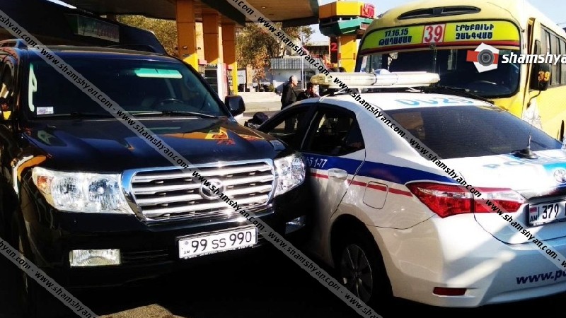 Ավտովթար Երևանում. բախվել են ճանապարհային ոստիկանության հատուկ ուղեկցող վաշտի Toyota-ն, թիվ 39 երթուղին սպասարկող ավտոբուսն ու կայանված Toyota Land Cruiser-ը