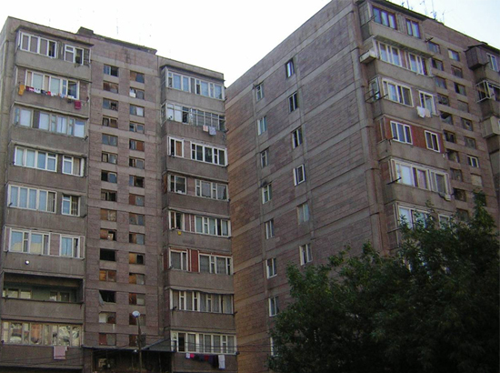 Երևանում 20-ամյա աղջիկը նետվել է 3-րդ հարկի պատուհանից. բժիշկները պայքարում են նրա կյանքի համար