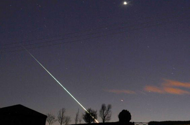 Լոնդոնի երկնքում արտասովոր «ընկնող աստղ» են ֆիքսել օդանավի վայրէջքի պահին (տեսանյութ)