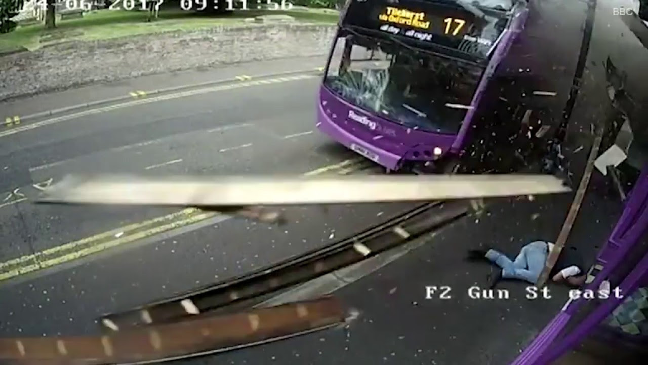 Британец, которого сбил автобус, поднялся на ноги и пошел в паб