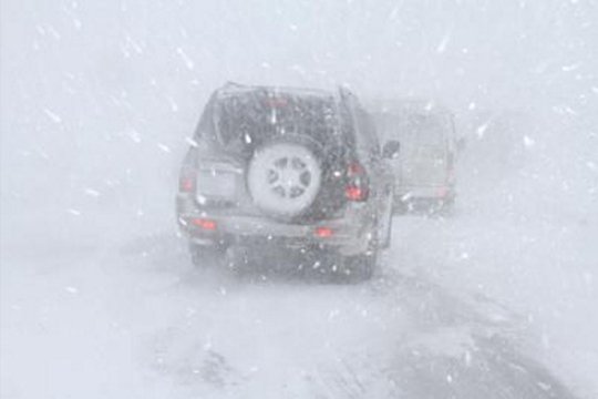В ряде регионов республики идет снег. Из-за метели и гололедицы есть закрытые дороги
