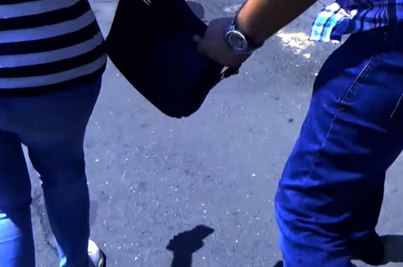 Երևանում 28-ամյա երիտասարդը հարվածել է մի աղջկա ու փորձել պայուսակը հափշտակել (տեսանյութ)