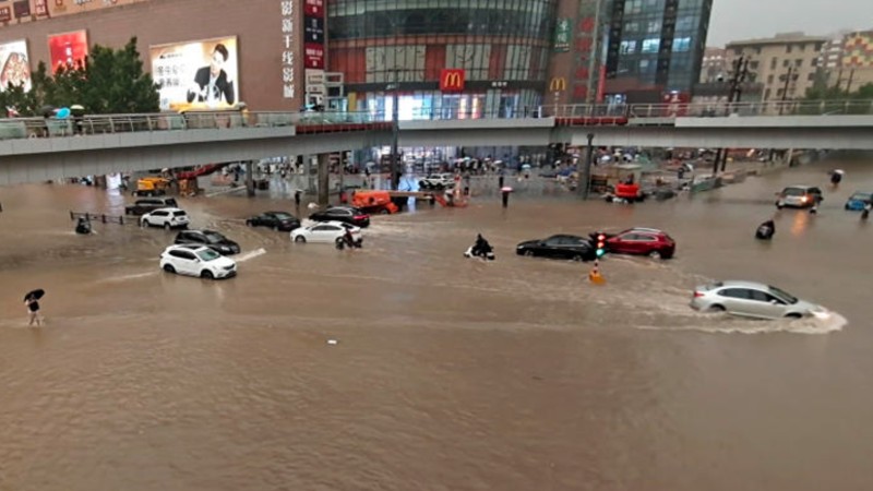 Չինաստանում ջրհեղեղ է․ ուղևորներն արգելափակվել են մետրոյում (տեսանյութ)