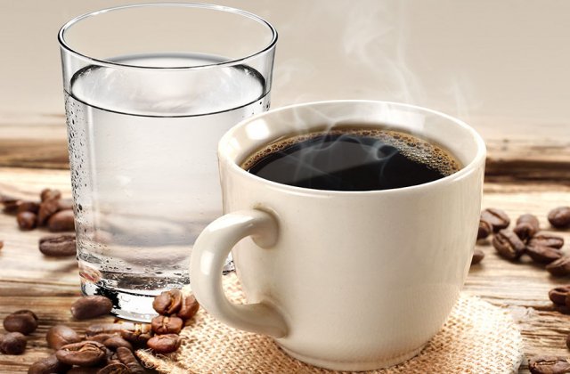 Ինչո՞ւ է անհրաժեշտ սուրճից հետո ջուր ըմպել