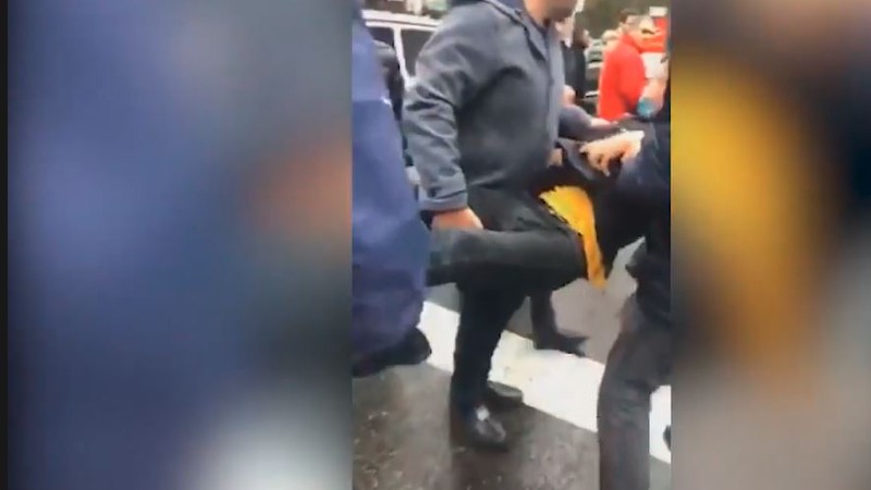 Ցուցարարի ոտքը ջարդեցին Մյասնիկյան պողոտայում խաղաղ ակցիայի ժամանակ․ (տեսանյութ)