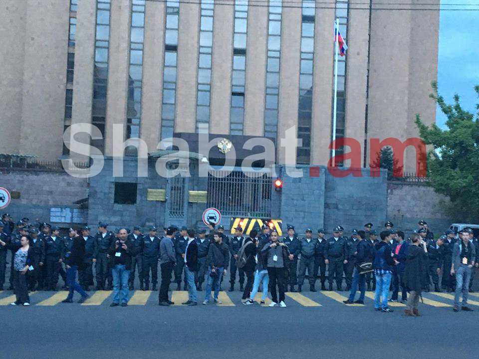Բողոքի երթի մասնակիցները հասան ՌԴ դեսպանատան մոտ
