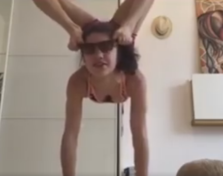 Գերճկուն աղջիկը ակնոցները ոտքերով է դնում աչքերին (տեսանյութ)