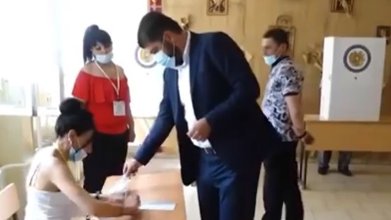 Դավիթ Սանասարյանը քվեարկեց արտահերթ խորհրդարանական ընտրություններում