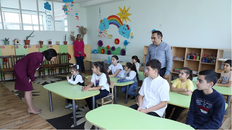 Ժաննա Անդրեասյանն այցելել է Արարատի մարզի դպրոցներ՝ տեսակցելու ԼՂ-ից տեղահանված երեխաներին (լուսանկարներ)
