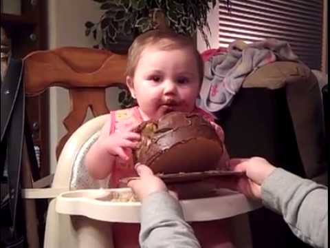 Ծիծաղելի է. փոքրիկն առաջին անգամ ուտում է իր ծննդյան տորթը (տեսանյութ)