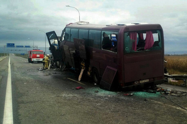 Թբիլիսիի ճանապարհին վթարի է ենթարկվել ուղևորներով լի Երևան-Մոսկվա ավտոբուսը. այն բախվել է կին վարորդի մեքենային