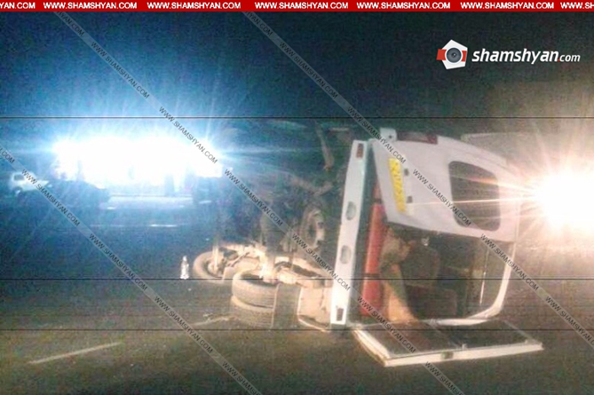 Пассажирская маршрутка перевернулась в результате ДТП в Армении, много пострадавших 