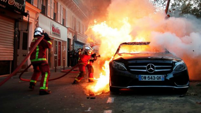 Փարիզում ցուցարարները մեքենաներ են այրել