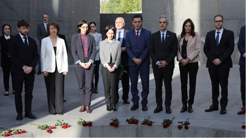 Ֆրանսիայի մշակույթի նախարարը Հայաստանում է. պատվիրակությունը հարգանքի տուրք է մատուցել Մեծ եղեռնի զոհերի հիշատակին (լուսանկարներ)
