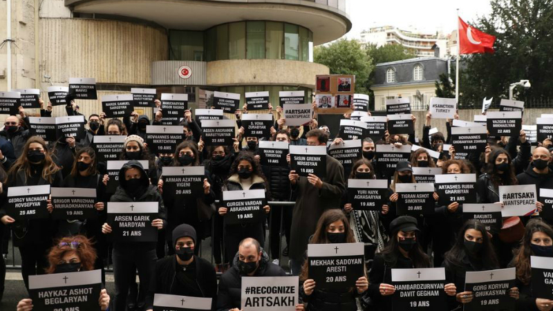 Ֆրանսիայում Թուրքիայի դեսպանատան դիմաց սևազգեստ հայերը պարզել են Արցախում անմահացած հայ զինվորների անուններով պաստառներ (լուսանկարներ)