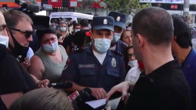 Ոստիկանները Գևորգ Պետրոսյանին տուգանեցին դիմակ չկրելու համար